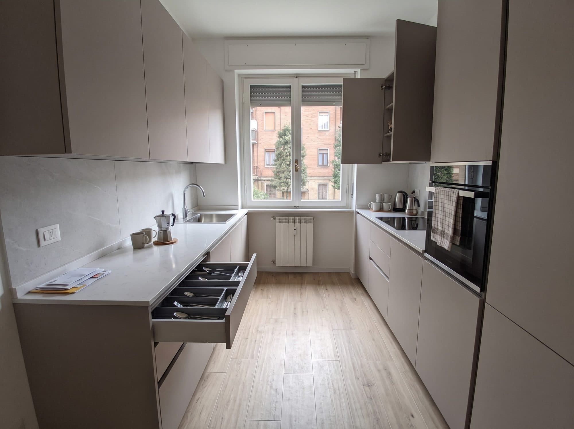 Cucina contemporanea dopo la ristrutturazione