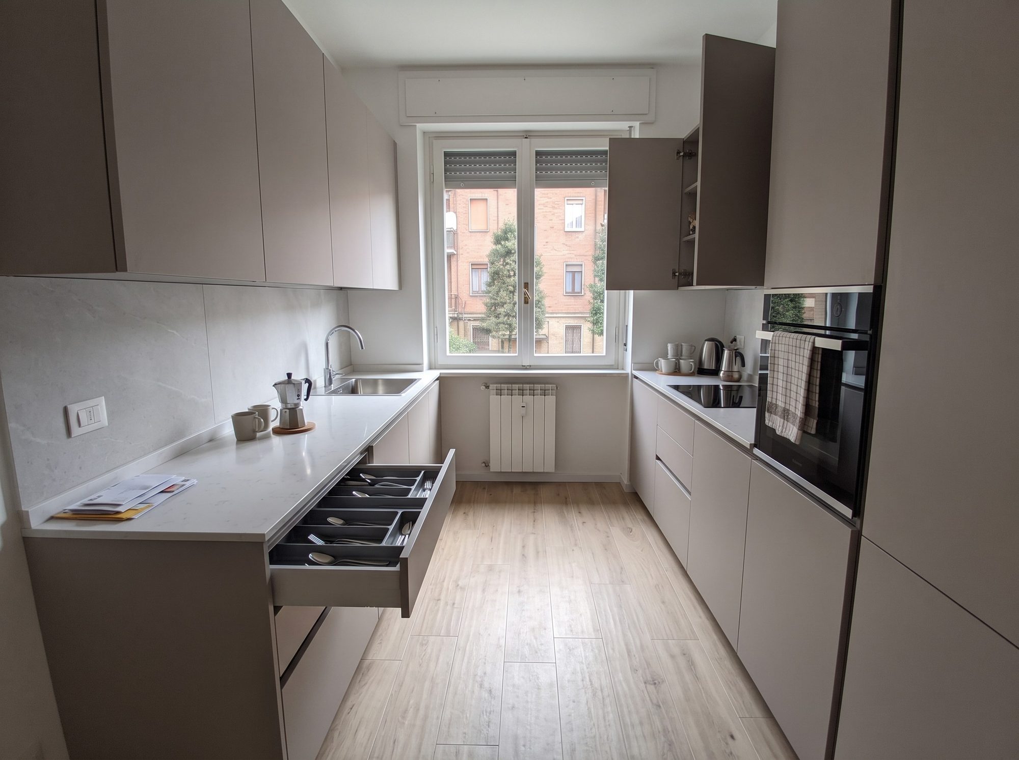 Cucina contemporanea dopo la ristrutturazione