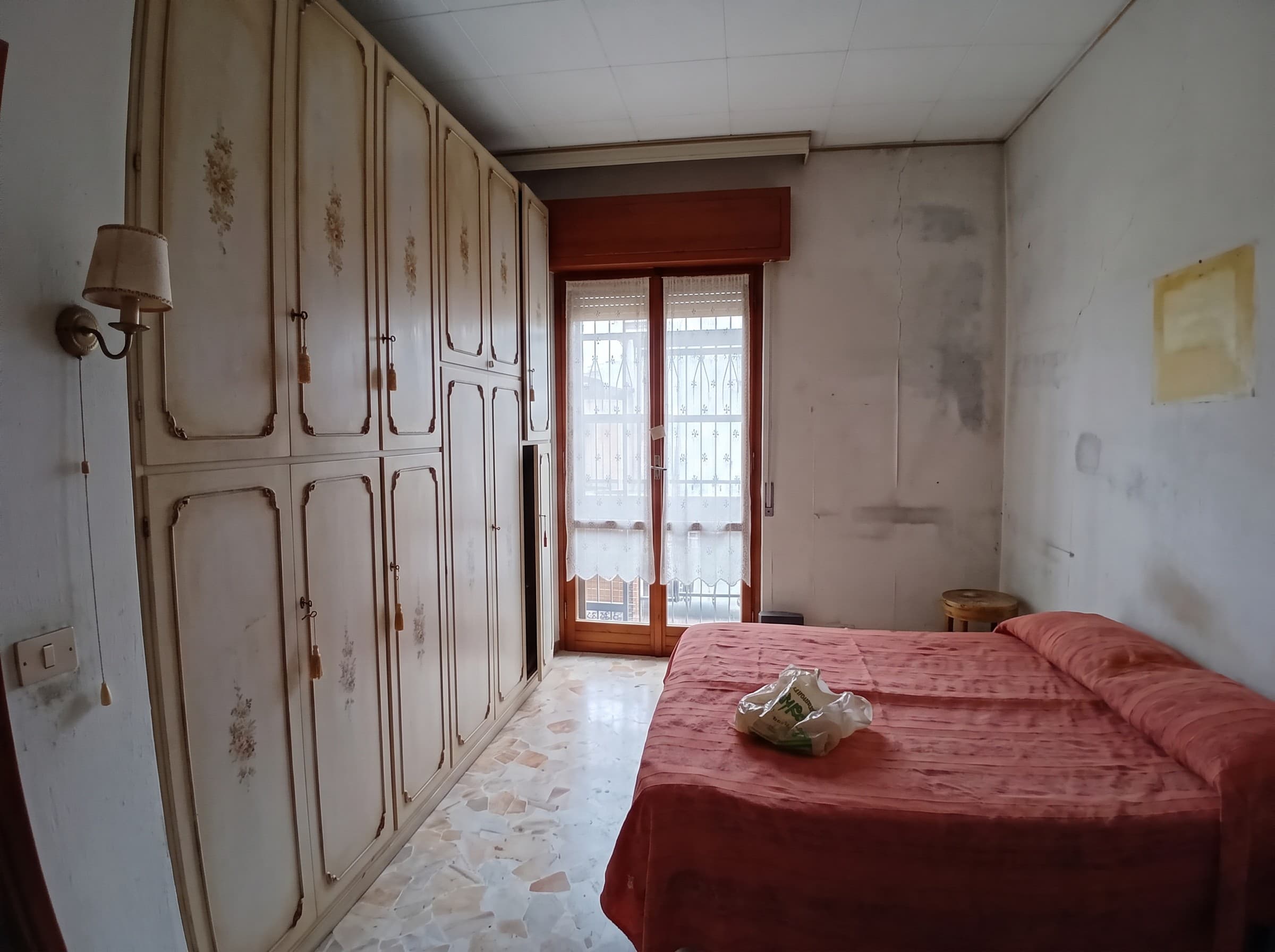 Soggiorno da ristrutturare